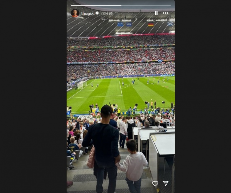 假期模式！蒂亚戈晒携孩子一起在现场观看欧洲杯照片