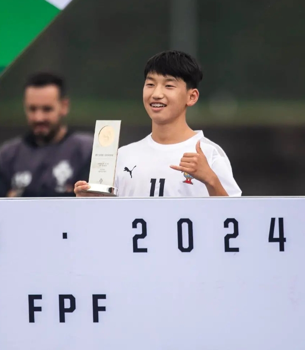 蝉联MVP+夺冠！14岁中国小将弗朗西斯科-王率里斯本足协杯赛夺冠